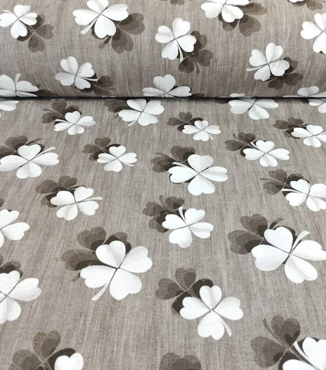 Dekorační látka čtyřlístek na světle hnědé