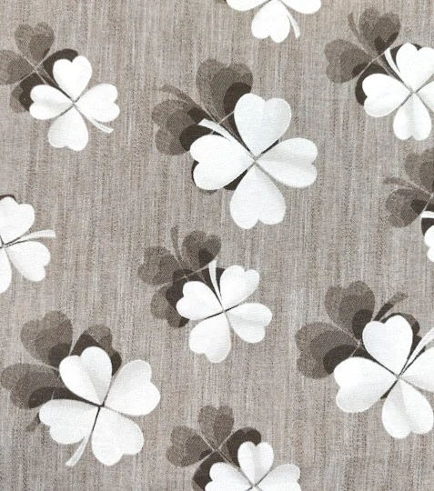 Dekorační látka čtyřlístek na světle hnědé