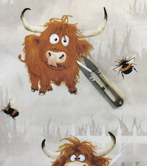 Bavlněná látka chlupaté krávy na béžové