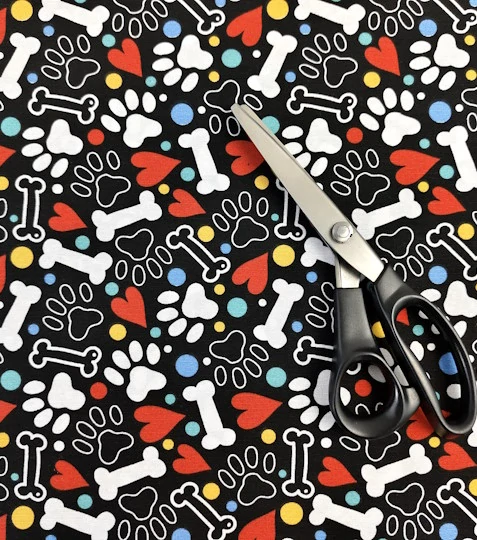 Dekorační látka tlapky na černé