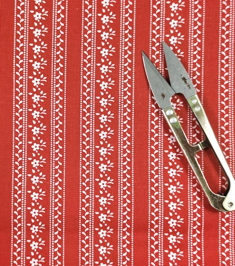 Bavlněná látka pruhy květin na červené