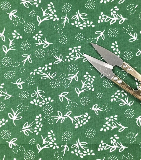Bavlněná látka mechové kvítky na zelené