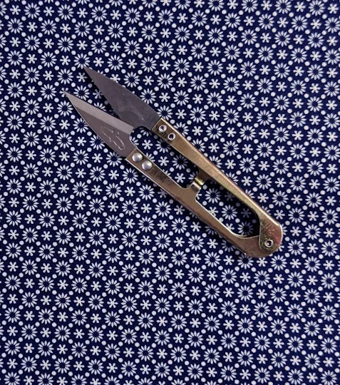 Bavlněná látka mini kopretinky na modré