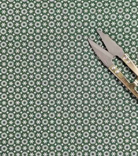 Bavlněná látka mini kopretinky na zelené