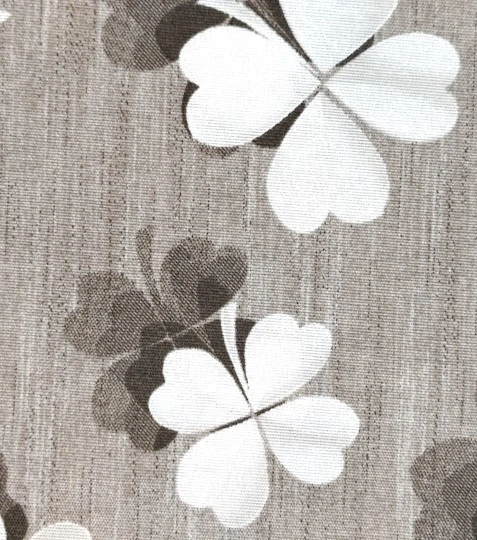 Dekorační látka čtyřlístek na světle hnědé