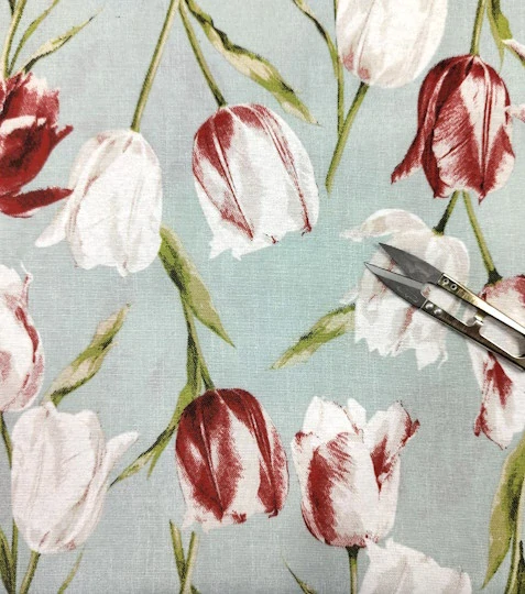 Dekorační látka tulipány na světle modré