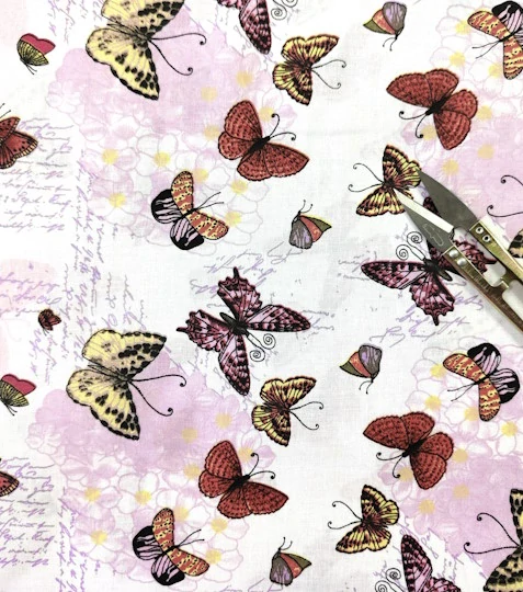 Bavlněná motýlci na růžovém písmu