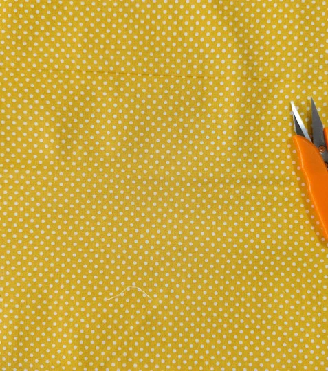 Bavlněná látka puntíky sun yellow 2 mm