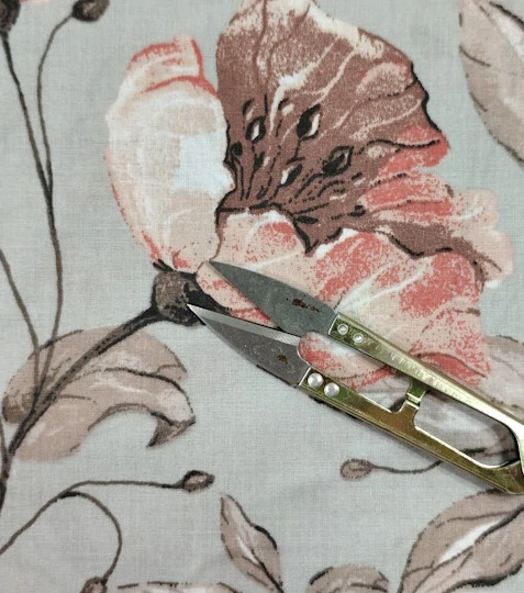 Bavlněná látka růže na šedé