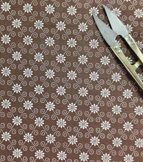 Bavlněná látka sedmikrásky mřížka hnědá