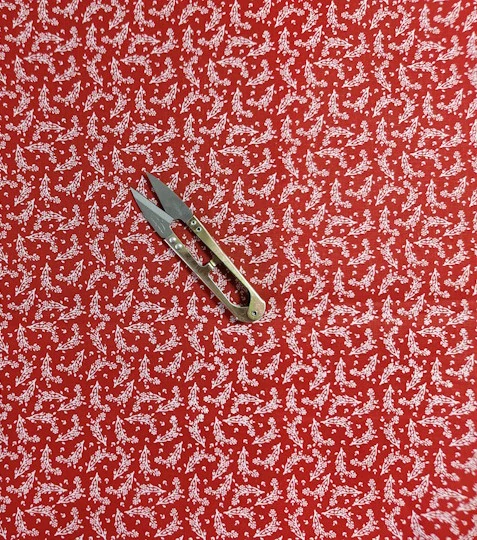 Bavlněná látka větvičky na červené