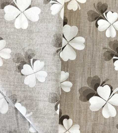 Dekorační látka čtyřlístek na světle hnědé